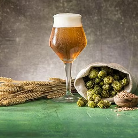 Glas met bier op een tafel.